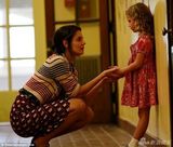 组图：前阿汤嫂曝新片剧照 穿印花裙举枪秀英姿