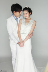 组图：颖儿王传一曝婚纱大片 甜蜜依偎尽显幸福