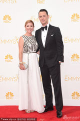 组图：《神探夏洛克》科林-汉克斯携妻亮相艾美