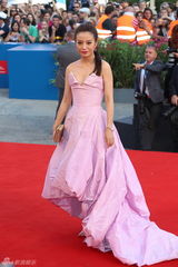 组图：威尼斯电影节开幕 华语女星闪耀红毯