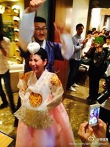 组图：许茹芸婚礼现场热吻老公 彭顺李心洁亮相