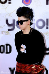 组图：大山受邀出席潮流派对 黑色造型夺人眼球