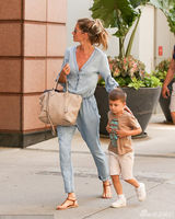 组图：超模吉赛尔亲子外出 儿子表情严肃