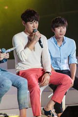 独家：神话JUNJIN空降上海 与粉丝开心互动