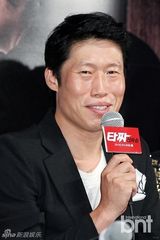 组图：崔胜贤Top宣传19禁新片与申世京谈笑