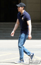 组图：韩星金东旭退伍 遇记者抿嘴点头