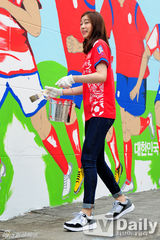 组图：金妍儿出席壁画活动 造型清丽表情丰富