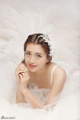 组图：包文婧披婚纱秀性感 牵手包贝尔满十年