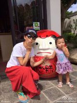 组图：蔡少芬独自带两女儿玩乐 女儿漂亮似妈妈