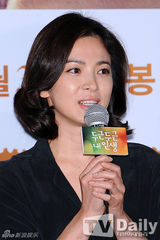 宋慧乔逃税风波后首现身 黑衣低调显憔悴