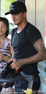 组图：贝嫂跪地挑战冰桶 被老公儿子浇成落汤鸡