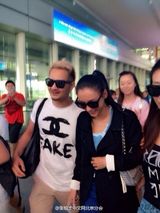 组图：张柏芝抵京粉丝热情 潮装搭马尾清纯靓丽