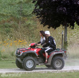 组图：贾斯汀-比伯/赛琳娜-戈麦斯复合狂秀恩爱 搂腰摸臀又熊抱