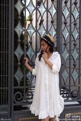 组图：龙女郎姚星彤清纯白裙漫步希腊街头