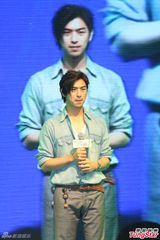 组图：陈柏霖传递正能量 与考生分享放松计划