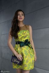 组图：朱婧展示时尚春装 百变造型活力四射