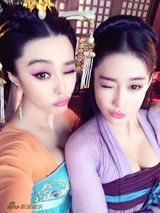 组图：张馨予晒和范冰冰合照 二人挤胸卖萌(图)