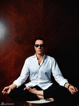 组图：尚格云顿一字马不怕模仿 学TFBoys跳舞