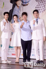 组图：金贤珠出席发布 透视白裙纯美性感