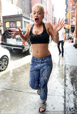 组图：丽塔-欧拉挑战冰桶 花容失色尖叫连连