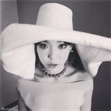 组图：吴莫愁黑白影像显本色 随性俏皮无拘束