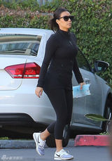 组图：卡戴珊肥臀浑圆饱满 黑超遮面低调出行