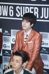 独家：SJ变彩虹团 希澈特立独行偏爱剪刀手