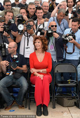 组图：索菲亚-罗兰红衣风情 80岁老女神揽爱子