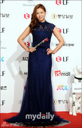 组图：庆收真亮相百想红毯 蓝色长裙端庄秀美