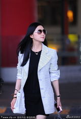 组图：景甜素颜低调回京 潇洒干练简约时尚