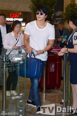 组图：权相佑白T牛仔现身 胡茬突显男人本色