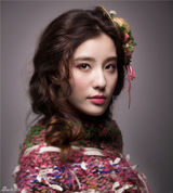 组图：鲍天琦身披薄纱柔美水嫩 化身复古小仙女