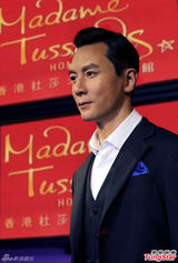 组图：帅呆！吴彦祖蜡像入馆 造型帅气长腿醒目