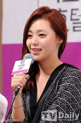 组图：刘仁娜出席发布会 高腰短裙秀美腿