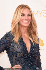 组图：朱莉娅-罗伯茨深V短裙亮相艾美红毯