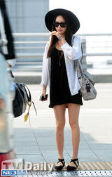 组图：Kara具荷拉现身机场 黑白经典搭显女神范