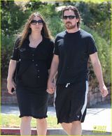 组图：贝尔携孕妻情侣装亮相 十指相扣恩爱