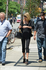 组图：斯威夫特当街脱衣露香肩 给粉丝爱的抱抱