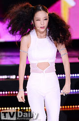 组图：韩团Kara发布会 露脐白衣性感十足