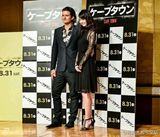 组图：“精灵王子”奥兰多访日 夸佐佐木希漂亮