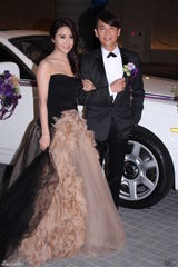 组图：陶喆吻新娘脸颊秀恩爱 豪华礼车接亲