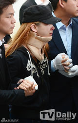 组图：韩车祸女团Ladie's Code已故成员出殡 亲友泪眼相送