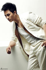 组图：余少群帅气写真 花样美男演绎时尚魅力