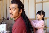 组图：田亮女儿森碟探班袁弘 变身发型师为袁弘编小辫