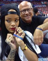 组图：蕾哈娜与警察合照摔坏对方手机 捐款道歉