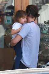 组图：奥兰多爱子心切紧抱不放 小弗林一脸郁闷