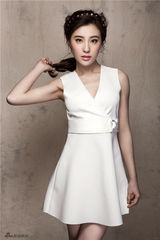 组图：鲍天琦青春照秀美肌 紧身白衣显上围