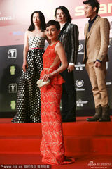 组图：郭采洁短发精练现身 红色蕾丝礼服显高贵