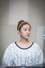 独家：张娜拉亮相秀美背 挽手张赫情意浓