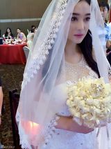 组图：张馨予拍戏穿婚纱 美艳新娘秀傲人上围